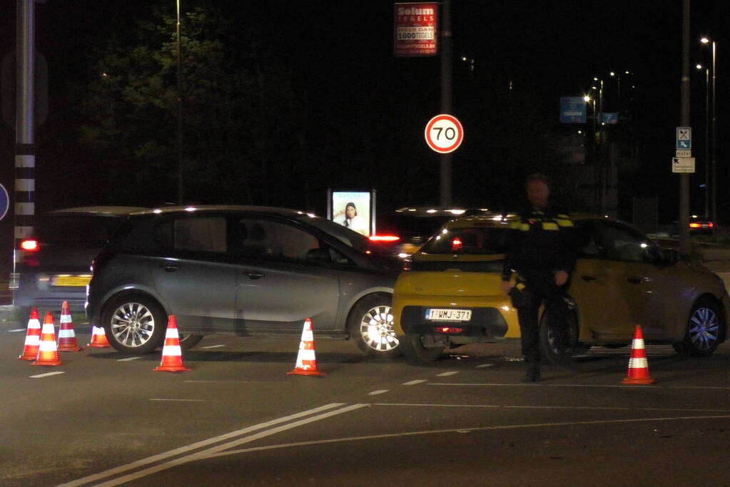 Personenauto's in botsing op kruising