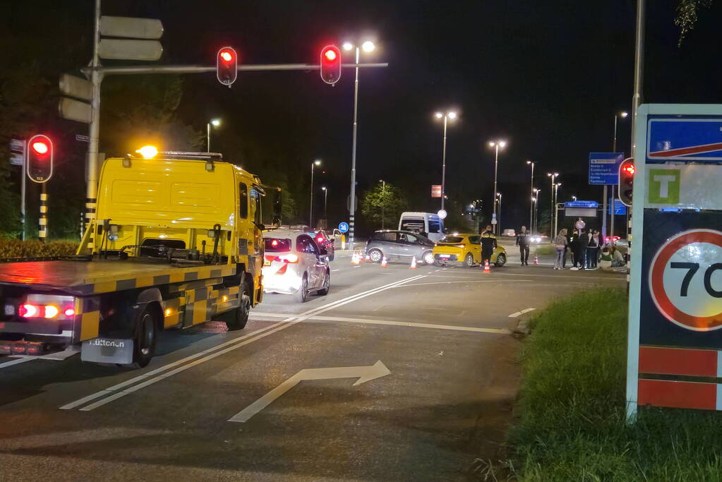 Personenauto's in botsing op kruising