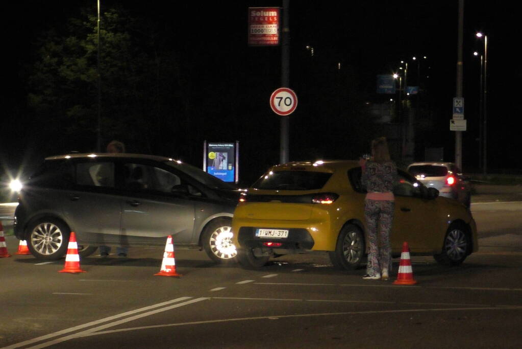 Personenauto's in botsing op kruising