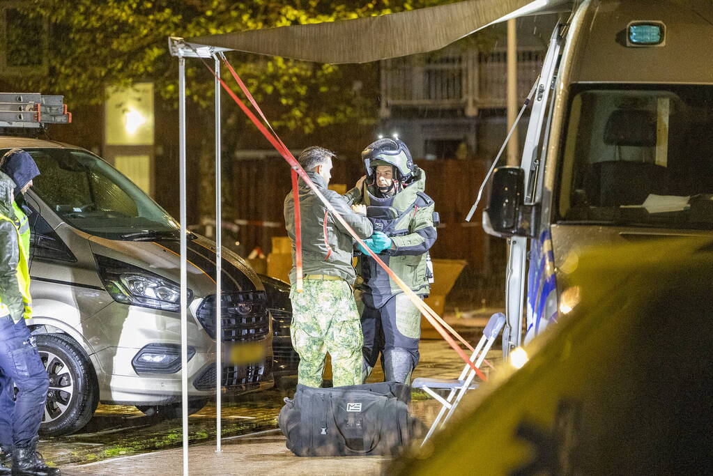 De EOD doet onderzoek naar het verdachte voorwerp