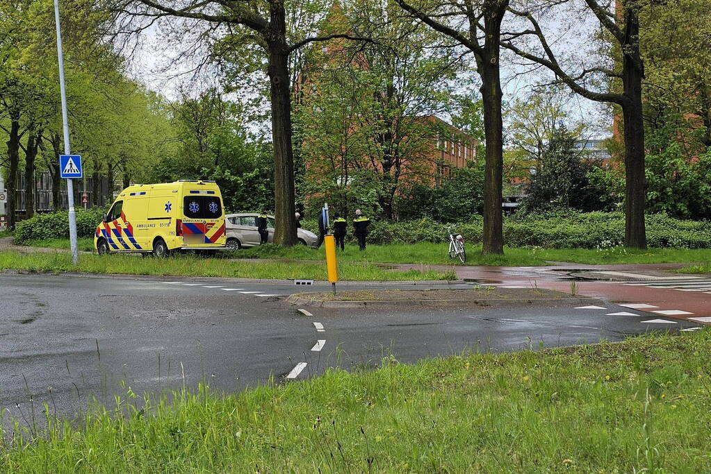 Fietser en automobilist in botsing op rotonde