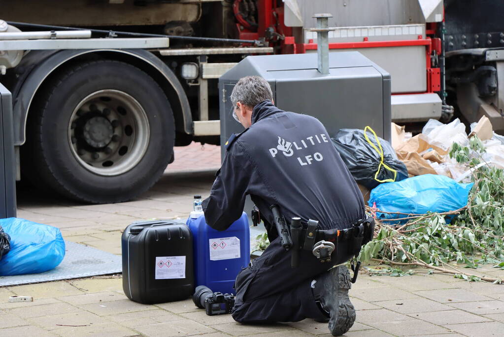 Ruim 500 jerrycans met drugsafval gevonden in ondergrondse containers