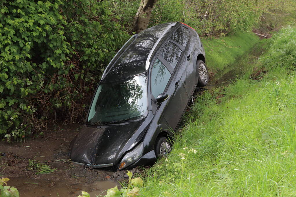 Twee gewonden nadat auto in sloot belandt