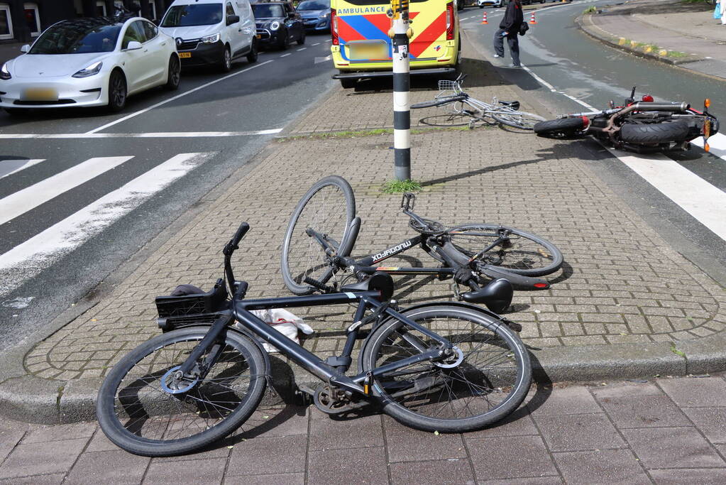 Fietser gewond bij harde botsing met motorrijder