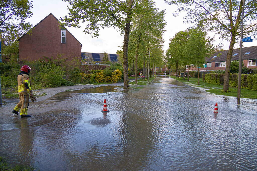 Straat onderwater door gesprongen leiding