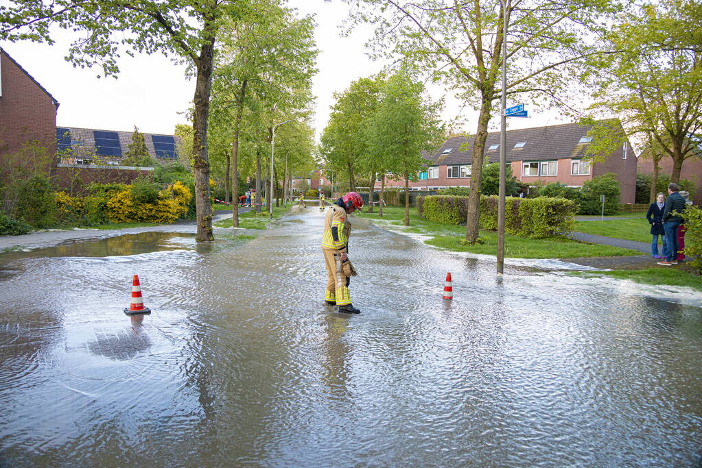 Straat onderwater door gesprongen leiding