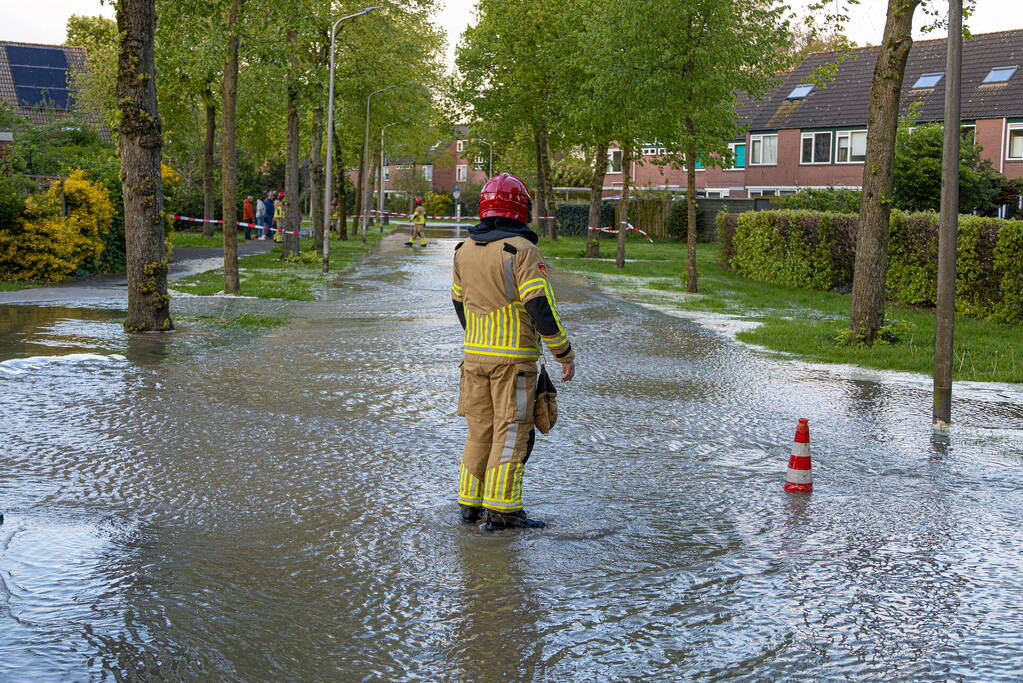 Straat onderwater door gesprongen leiding