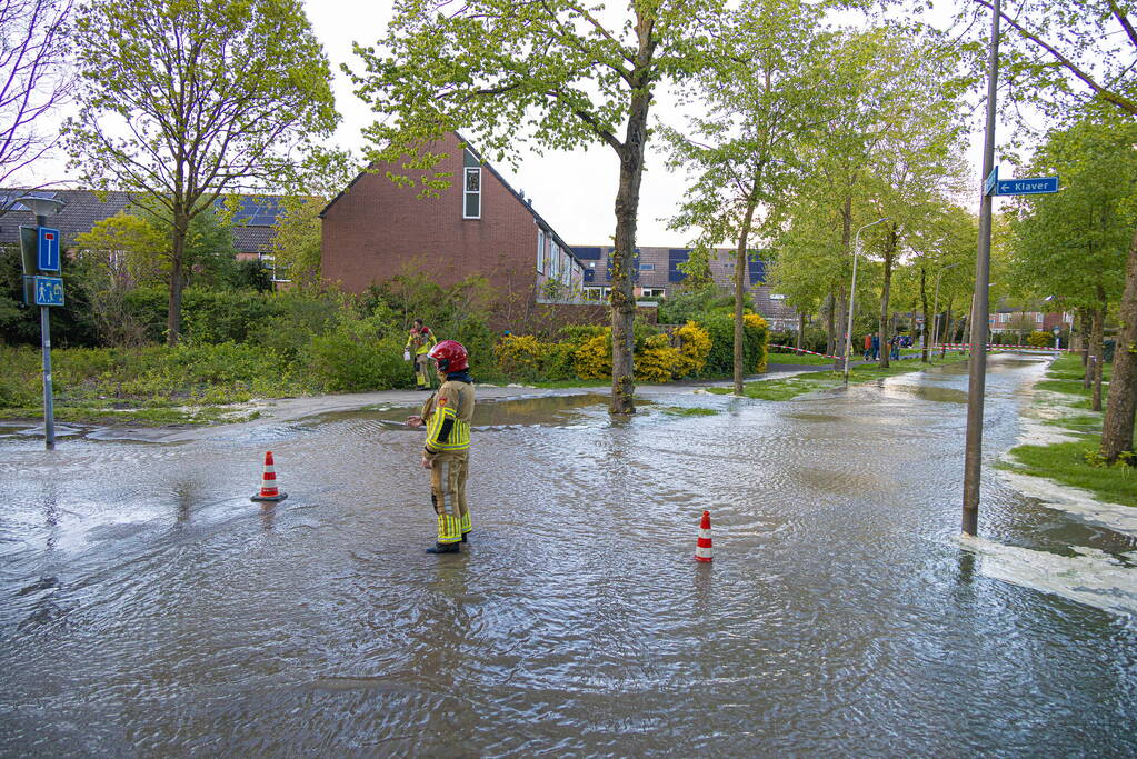 Straat onderwater door gesprongen leiding