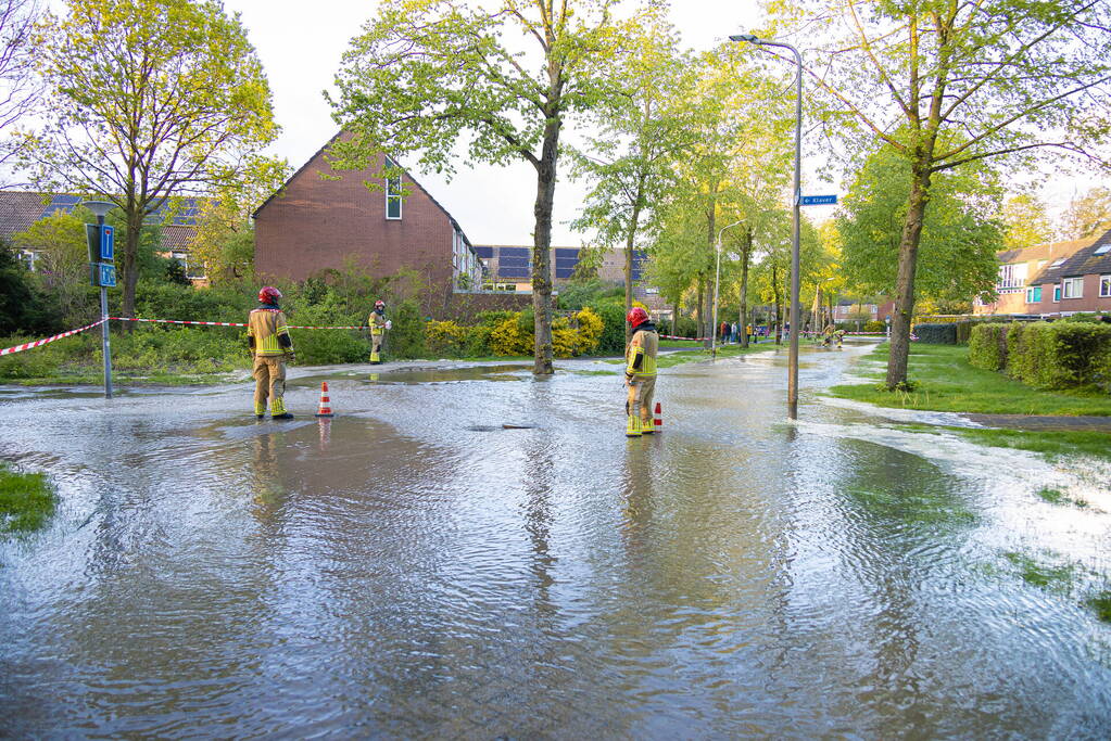 Straat onderwater door gesprongen leiding