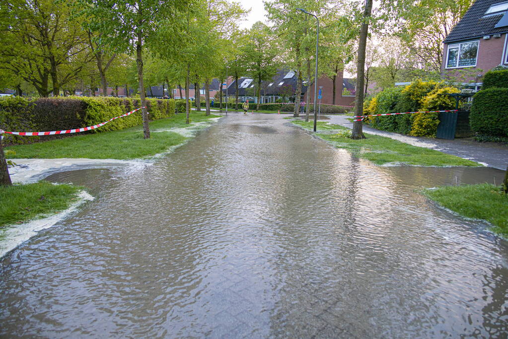 Straat onderwater door gesprongen leiding