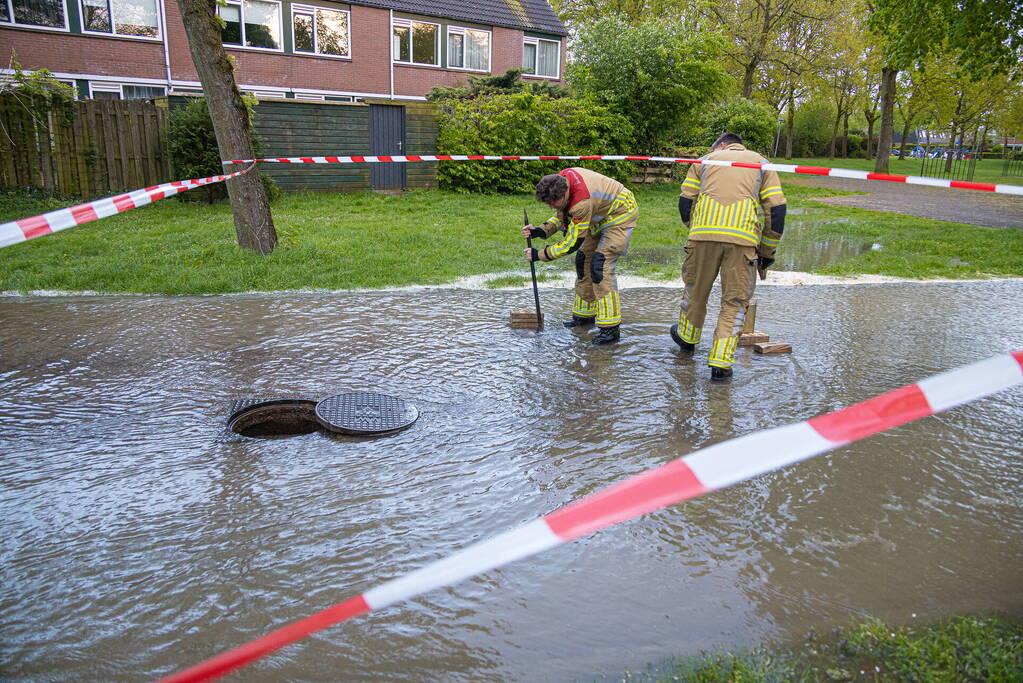 Straat onderwater door gesprongen leiding