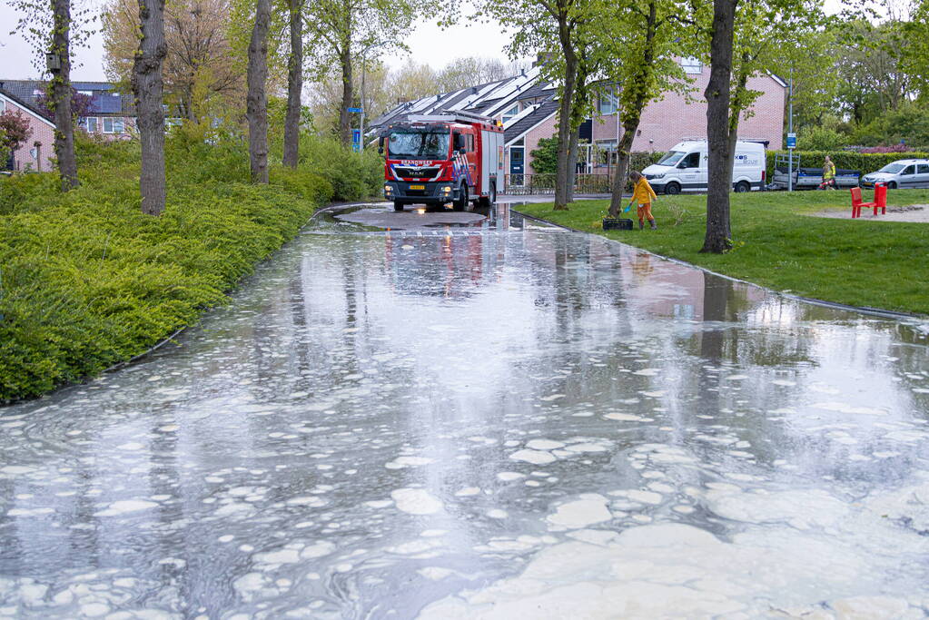 Straat onderwater door gesprongen leiding