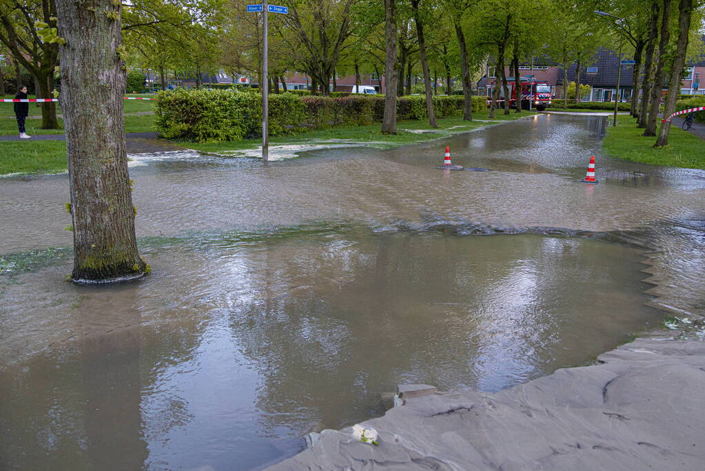 Straat onderwater door gesprongen leiding