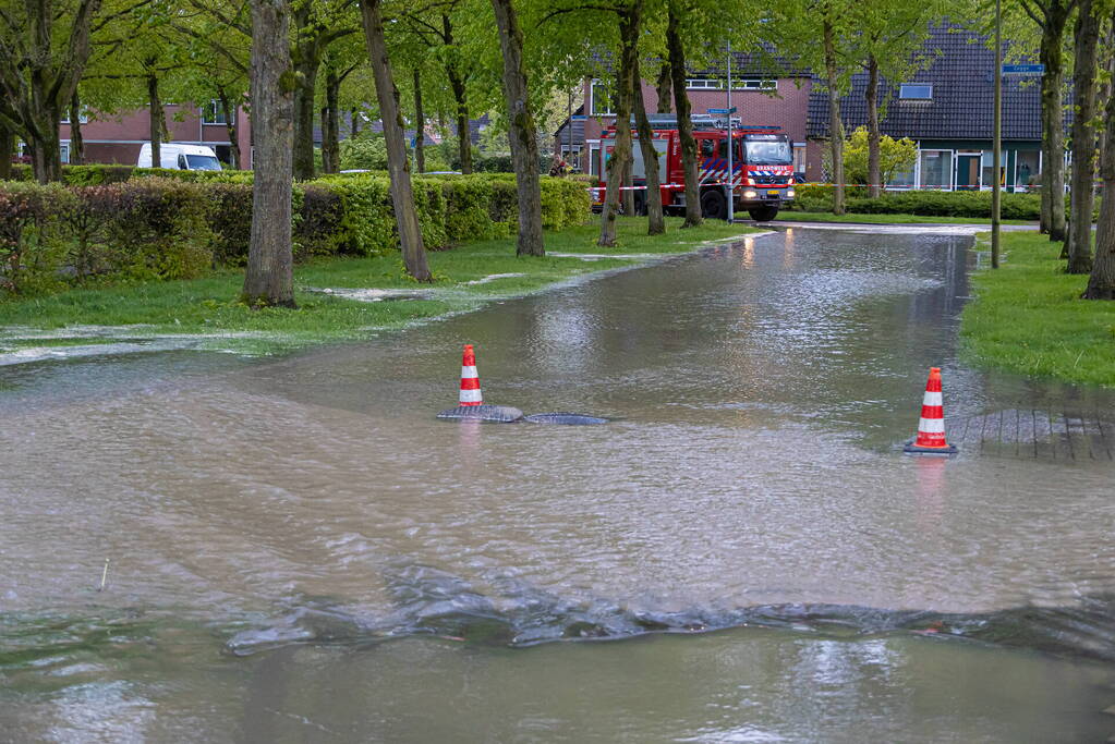 Straat onderwater door gesprongen leiding