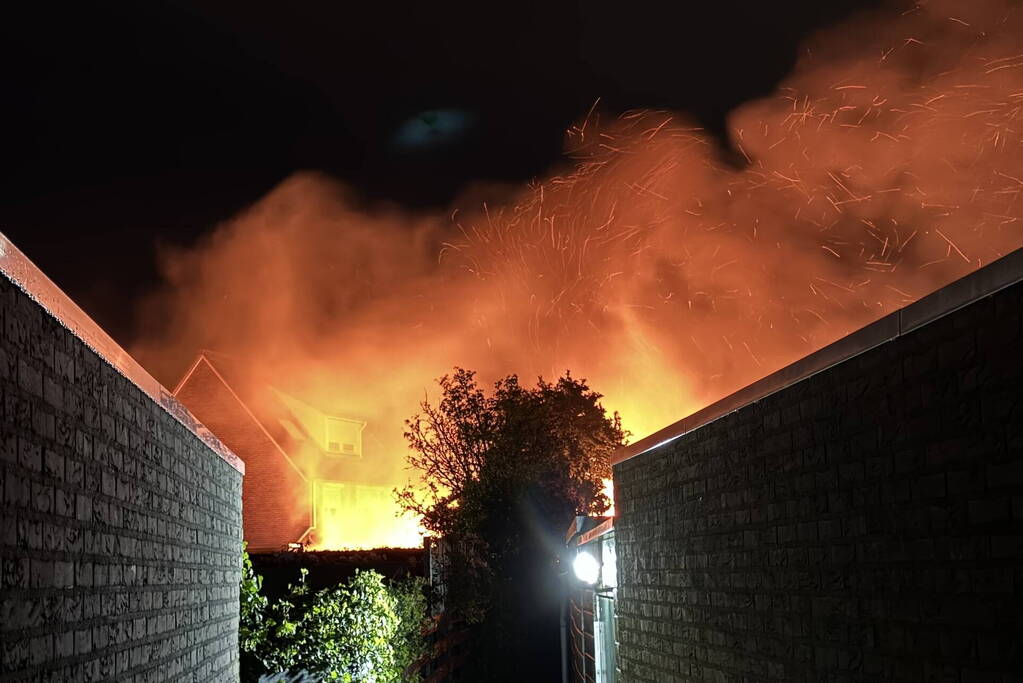 Metershoge vlammen slaan uit achtertuin