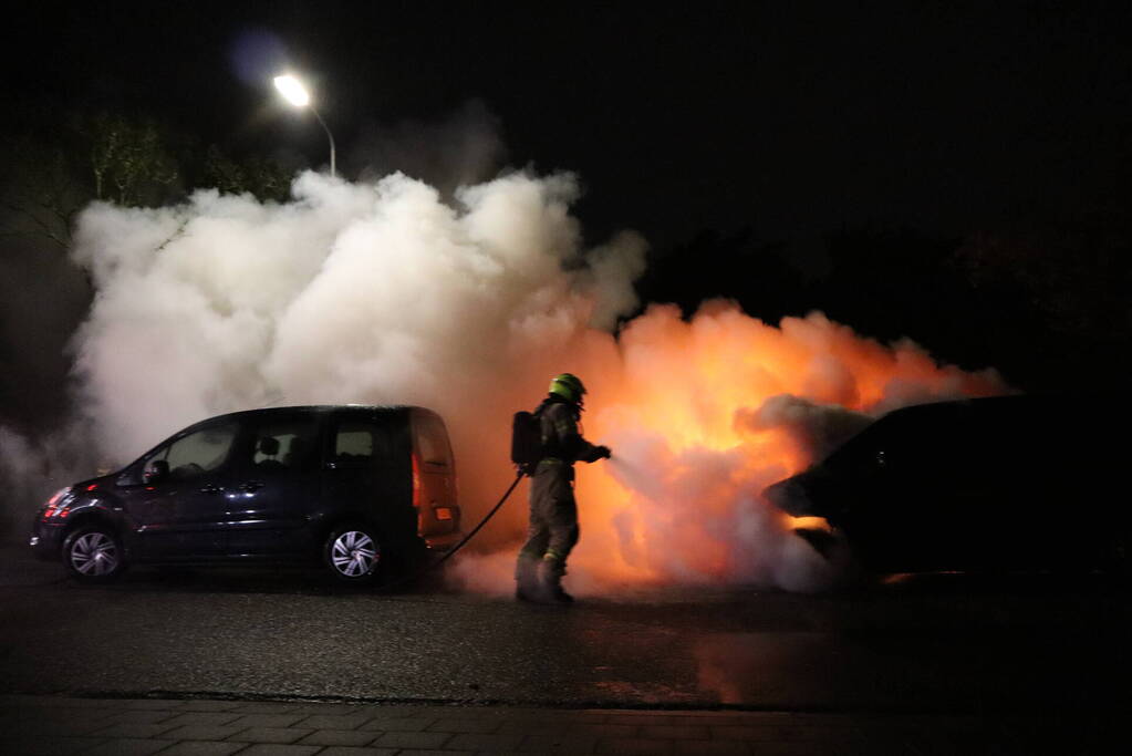 Metershoge vlammen slaan uit bestelbus, brandstichting niet uitgesloten