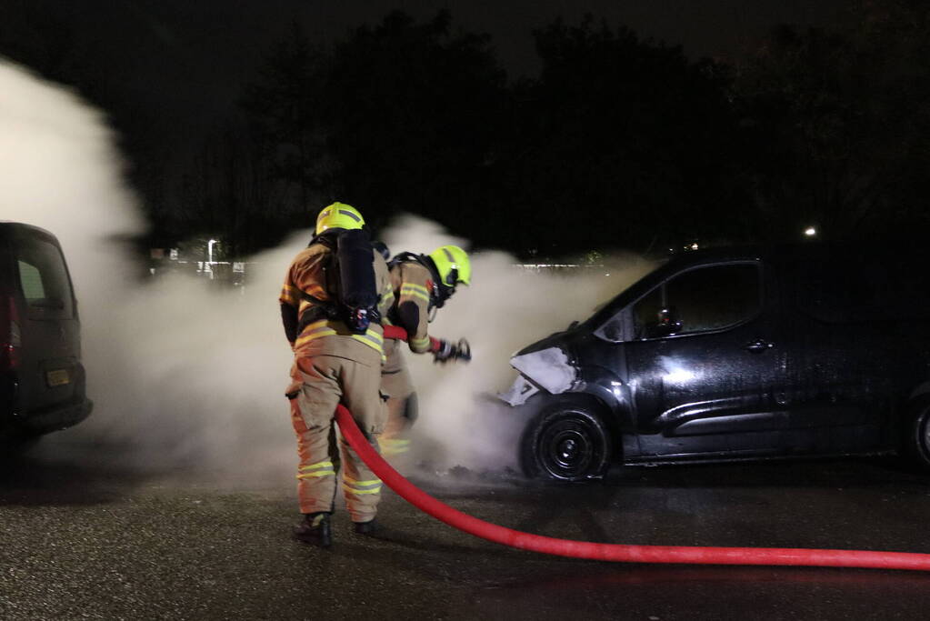 Metershoge vlammen slaan uit bestelbus, brandstichting niet uitgesloten