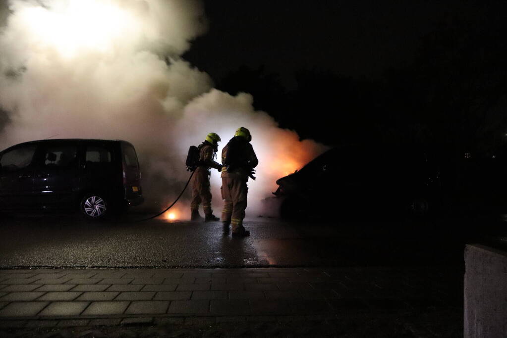 Metershoge vlammen slaan uit bestelbus, brandstichting niet uitgesloten