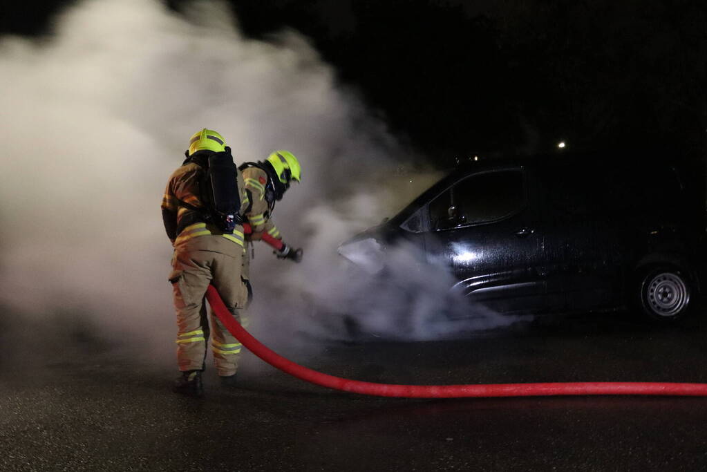 Metershoge vlammen slaan uit bestelbus, brandstichting niet uitgesloten