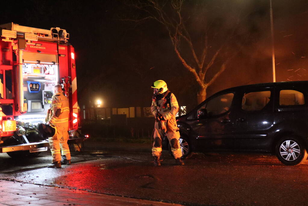 Metershoge vlammen slaan uit bestelbus, brandstichting niet uitgesloten