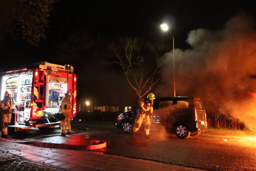 Metershoge vlammen slaan uit bestelbus, brandstichting niet uitgesloten