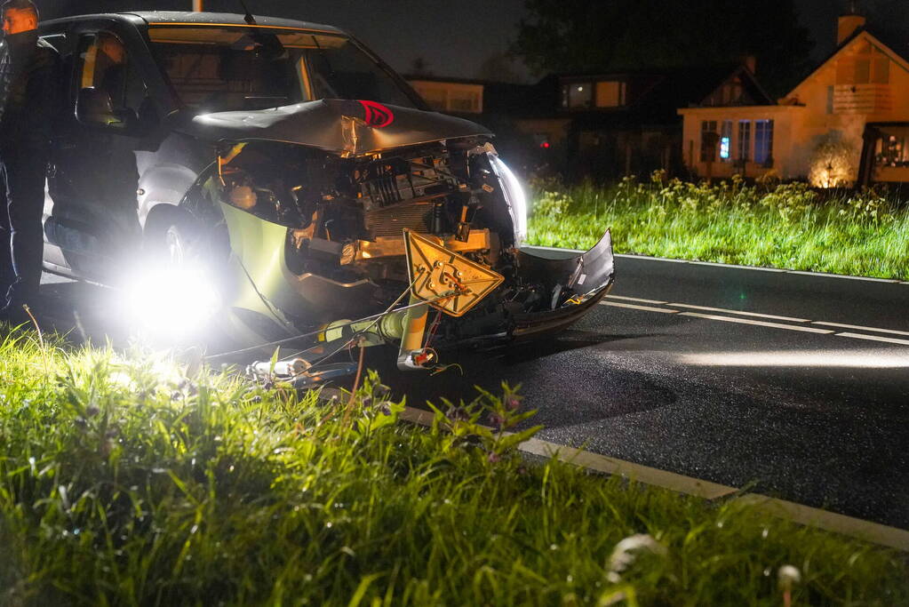 Bestelauto rijdt verkeerslicht uit de grond