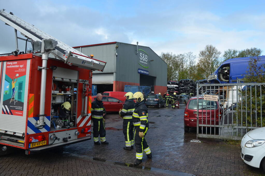 Auto vat vlam in loods van bedrijf