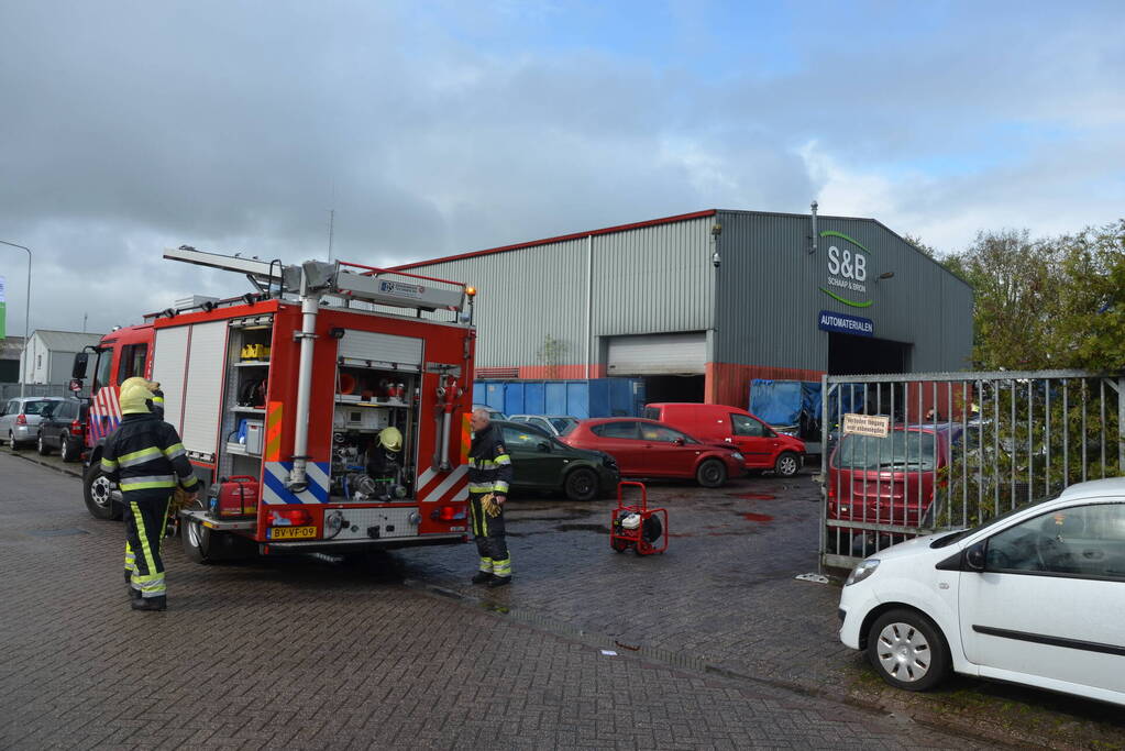 Auto vat vlam in loods van bedrijf