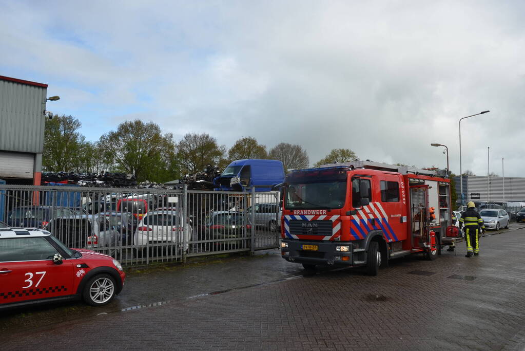 Auto vat vlam in loods van bedrijf