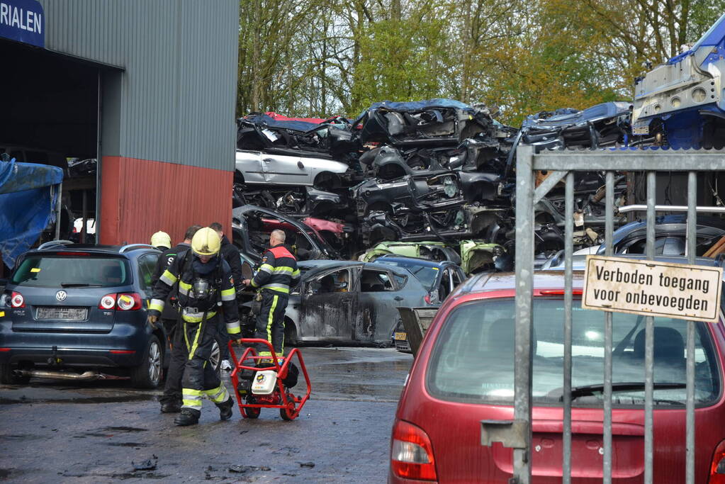 Auto vat vlam in loods van bedrijf