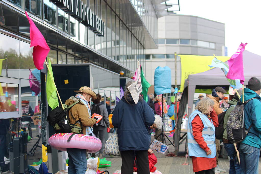 Demonstratie van Extinction Rebellion bij vliegveld