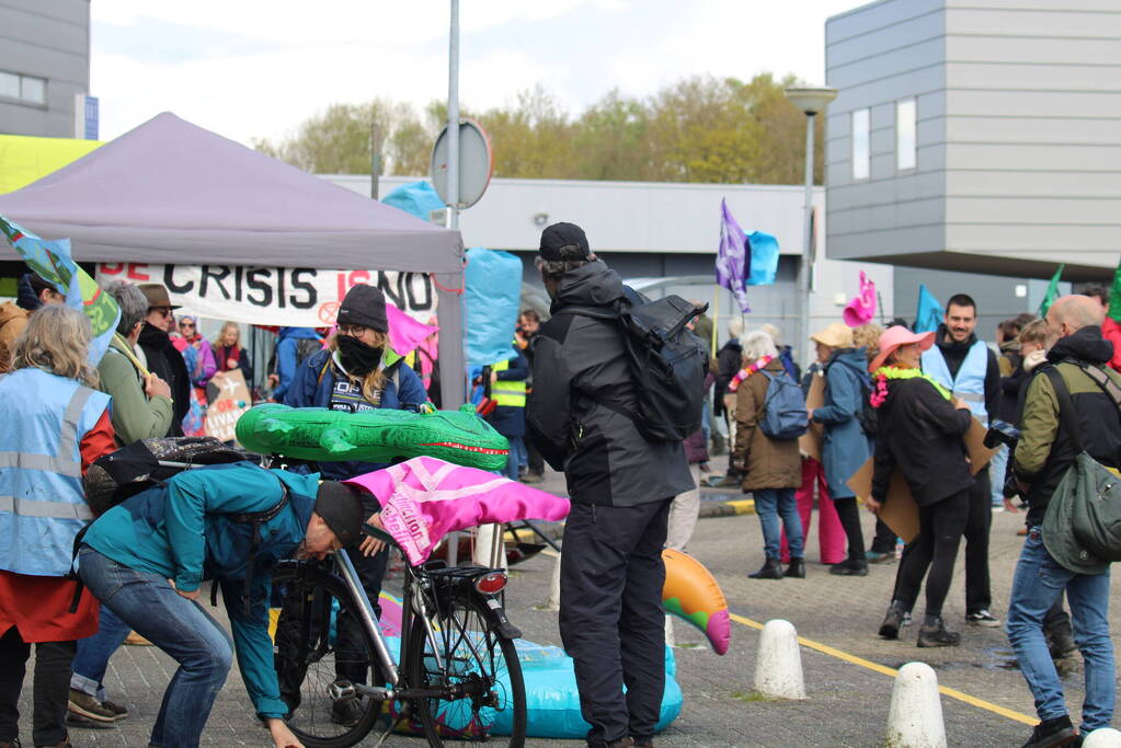 Demonstratie van Extinction Rebellion bij vliegveld