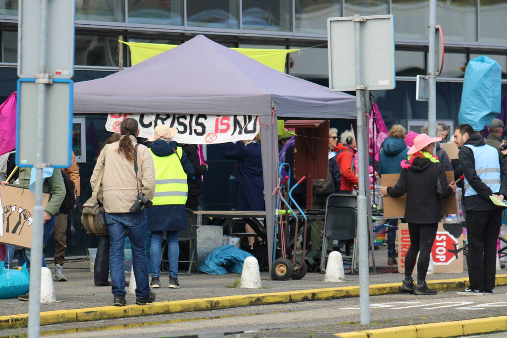 Demonstratie van Extinction Rebellion bij vliegveld