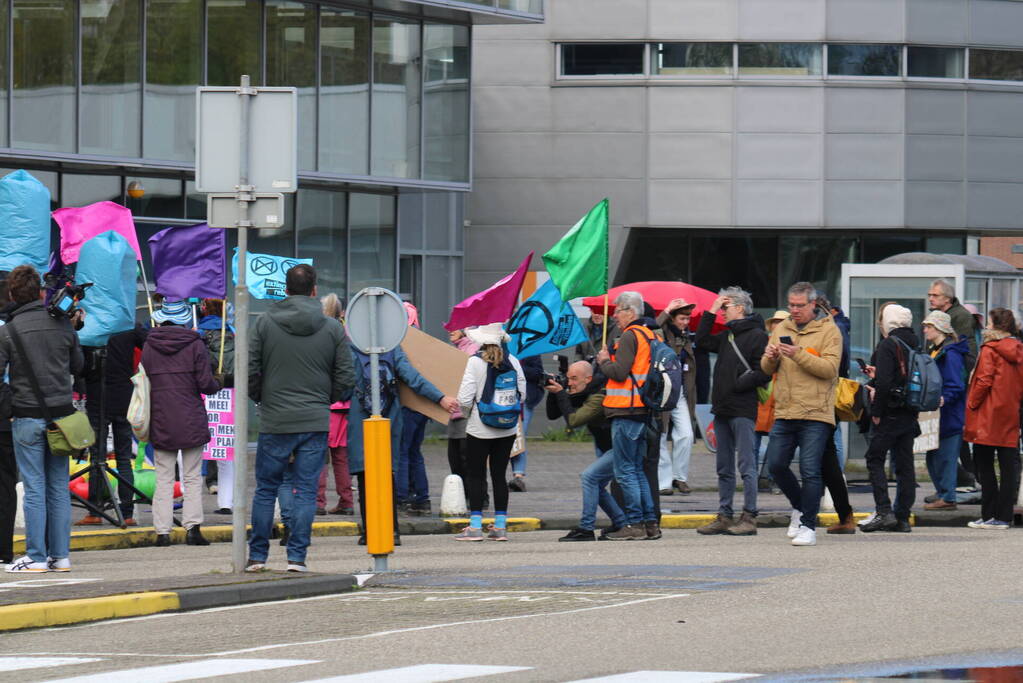 Demonstratie van Extinction Rebellion bij vliegveld