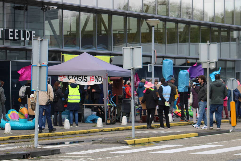 Demonstratie van Extinction Rebellion bij vliegveld