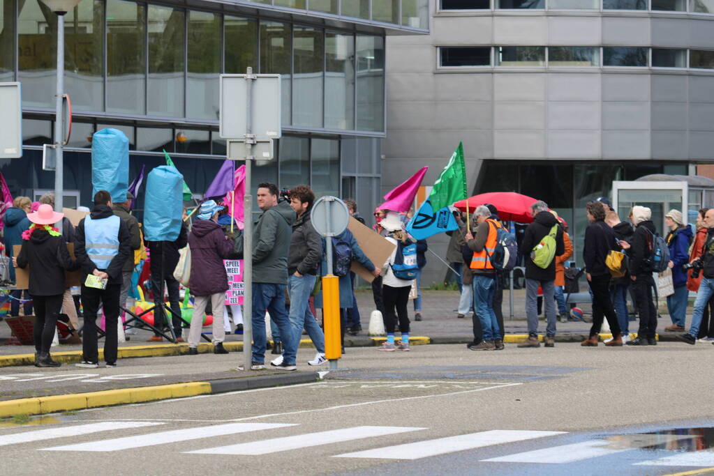 Demonstratie van Extinction Rebellion bij vliegveld