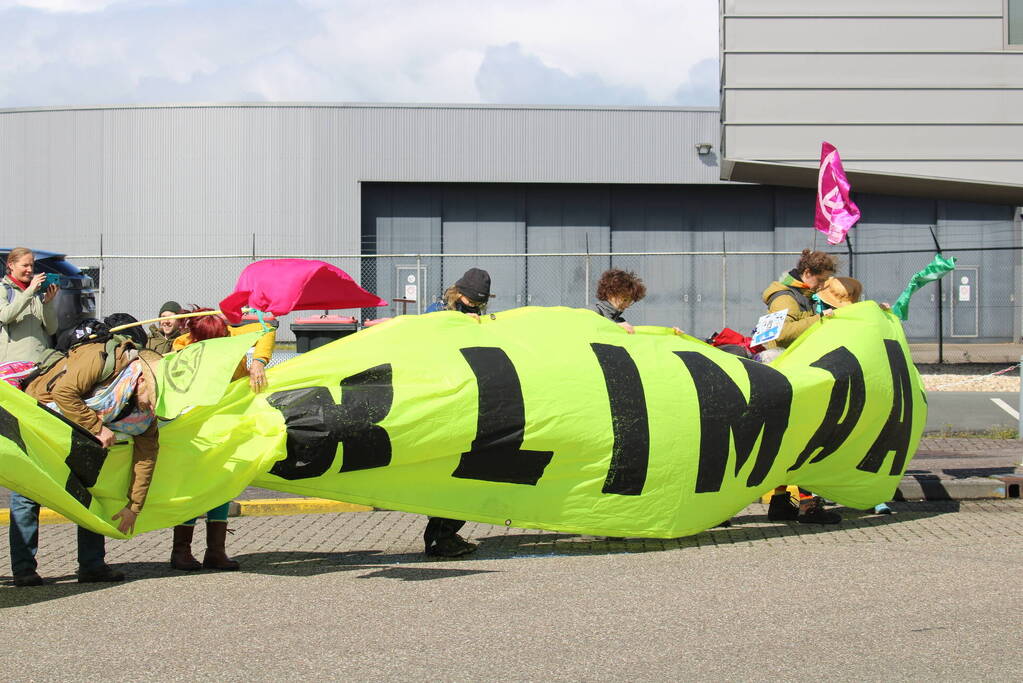 Demonstratie van Extinction Rebellion bij vliegveld