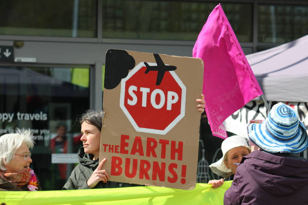 Demonstratie van Extinction Rebellion bij vliegveld