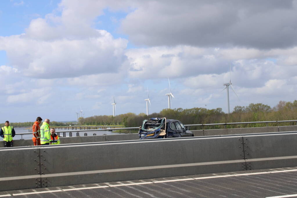 Vrachtwagen botst achterop personenauto