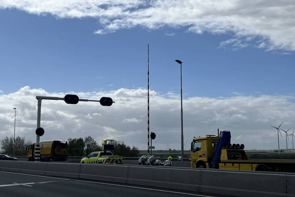 Vrachtwagen botst achterop personenauto