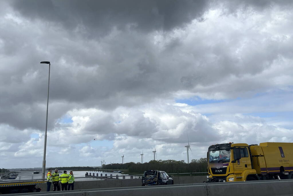 Vrachtwagen botst achterop personenauto