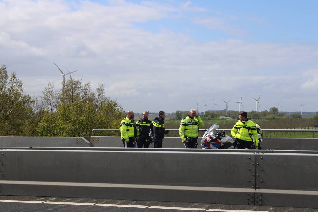 Vrachtwagen botst achterop personenauto