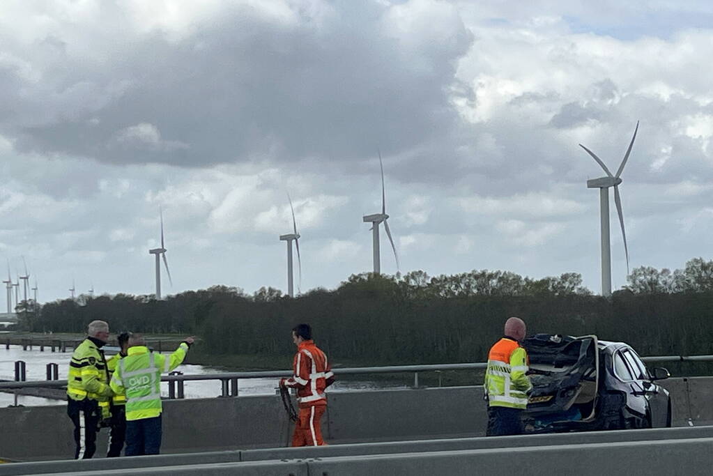 Vrachtwagen botst achterop personenauto