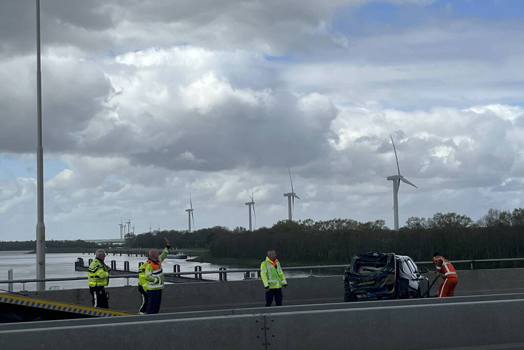 Vrachtwagen botst achterop personenauto