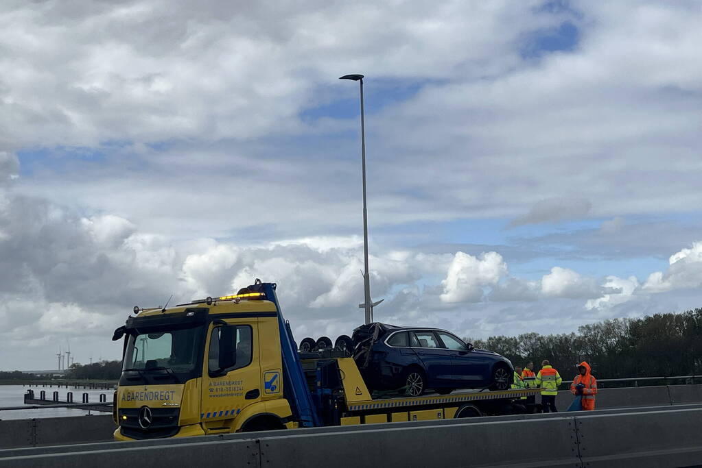 Vrachtwagen botst achterop personenauto