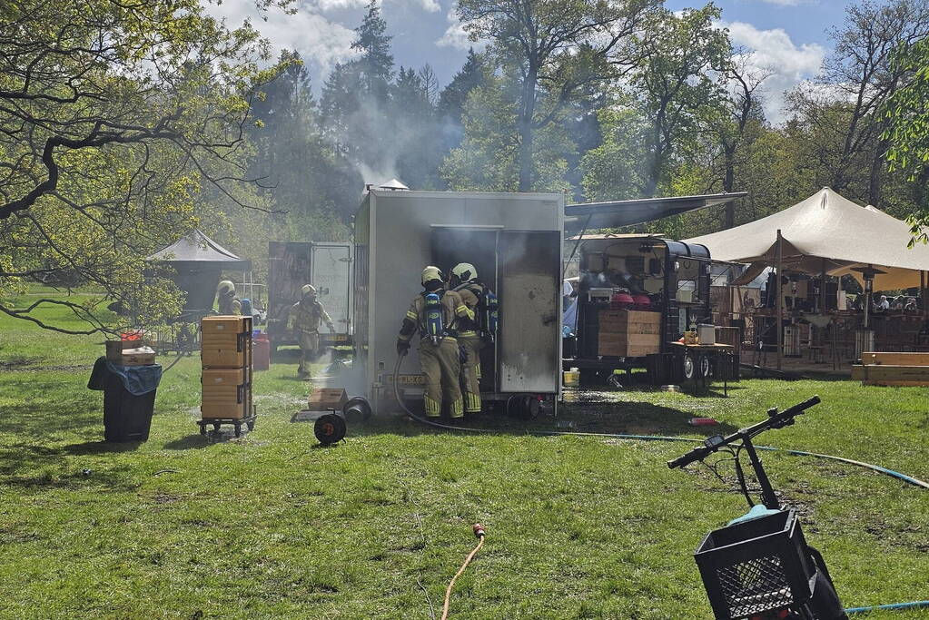 Frietkraam op evenement terrein zwart geblakerd na brand