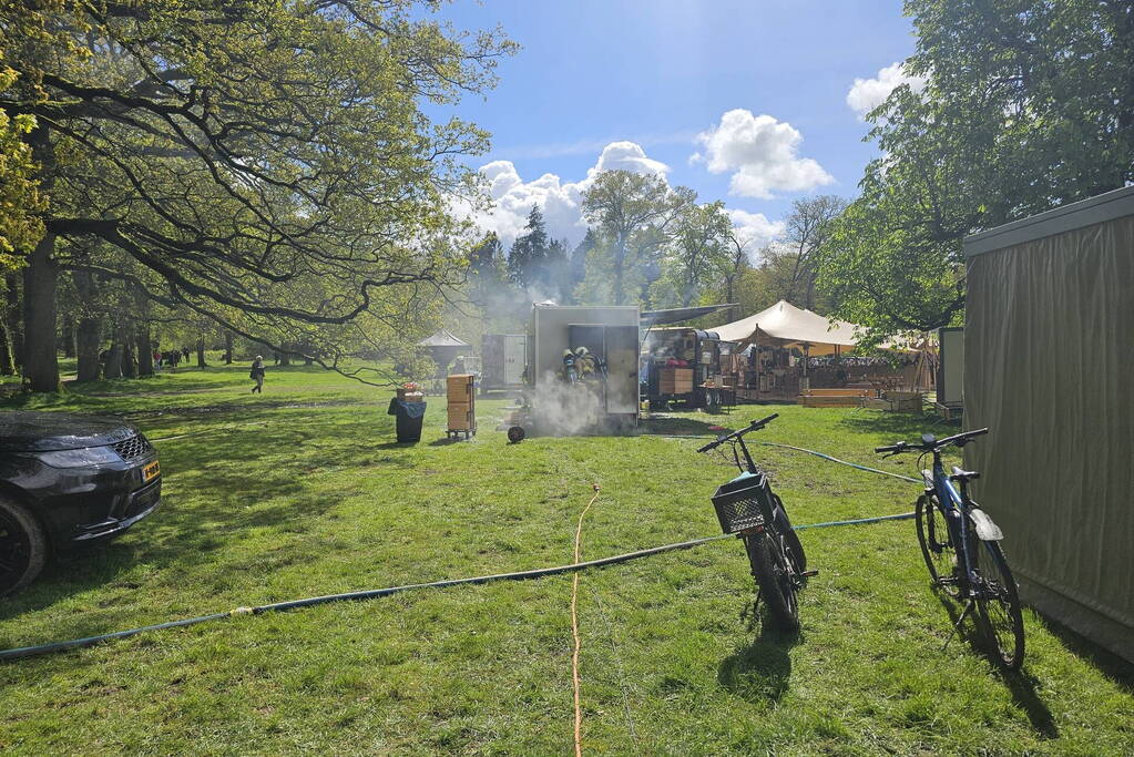 Frietkraam op evenement terrein zwart geblakerd na brand