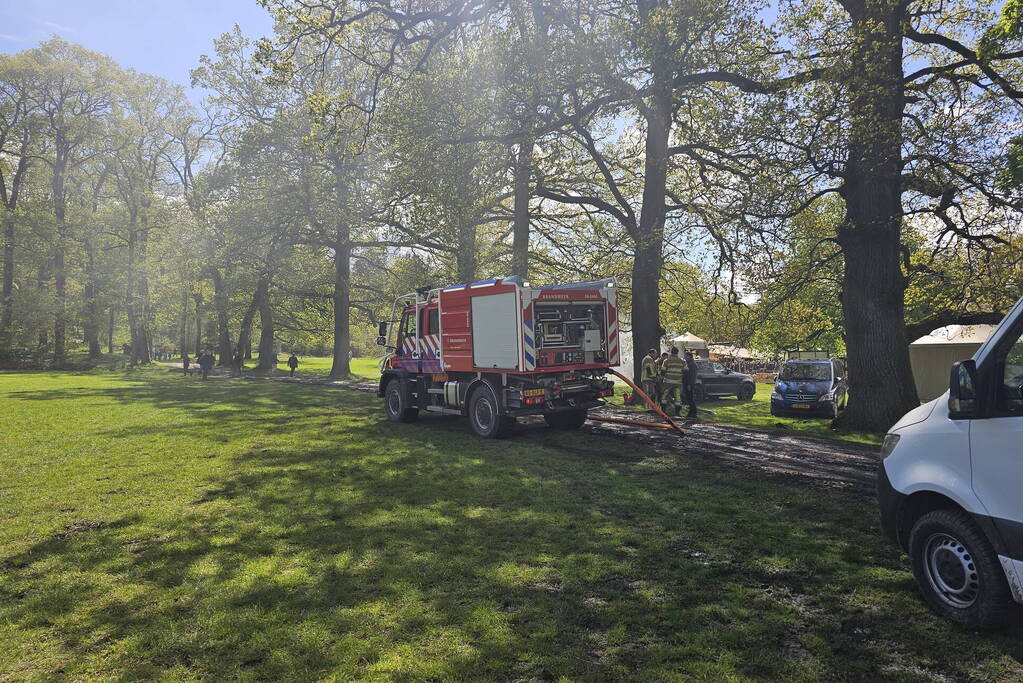 Frietkraam op evenement terrein zwart geblakerd na brand