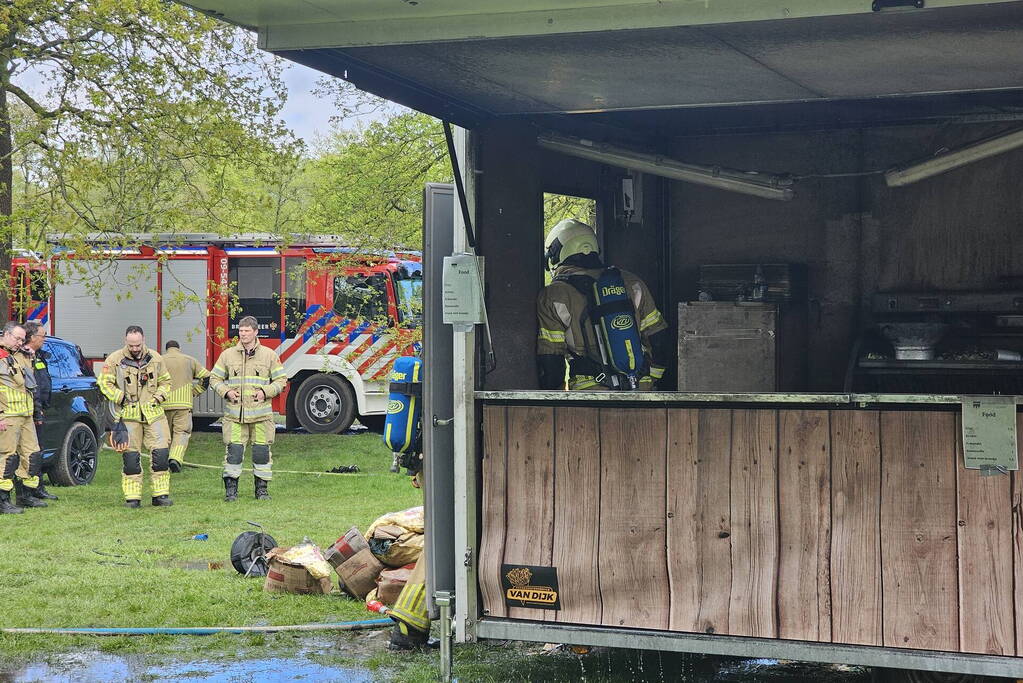 Frietkraam op evenement terrein zwart geblakerd na brand