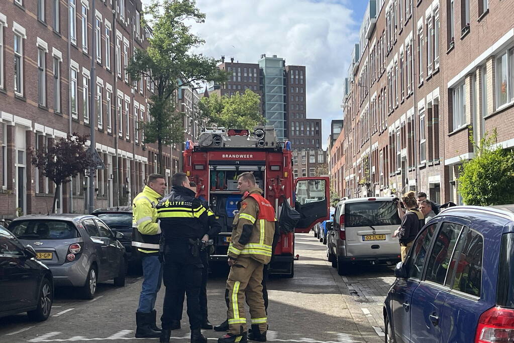 Brandweer haalt persoon uit brandende woning